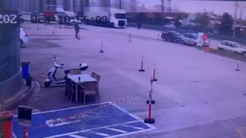 Manisa'da Feci Kaza: Minibüs Yaşlı Adama Çarptı, Hayati Tehlike Var