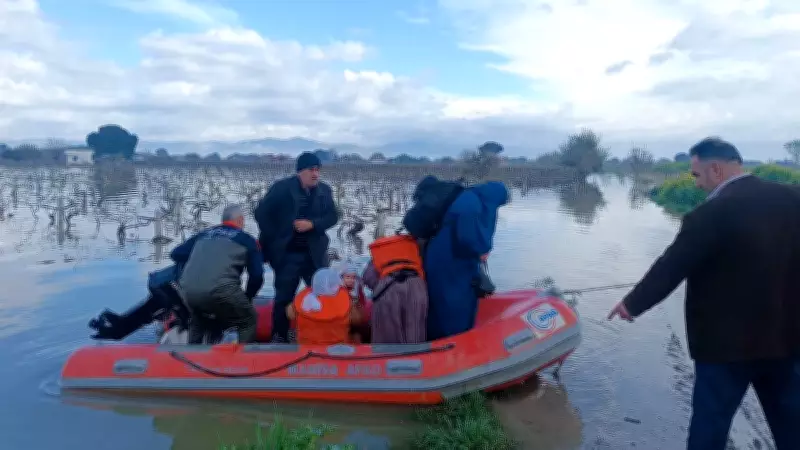 Manisa'da Gediz Nehri Taştı: 10 Kişilik Aile Botlarla Kurtarıldı