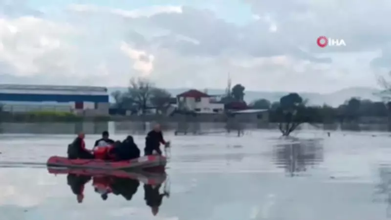 Manisa'da Gediz Nehri Taştı: Mahsur Kalan 10 Kişi AFAD Botlarıyla Kurtarıldı