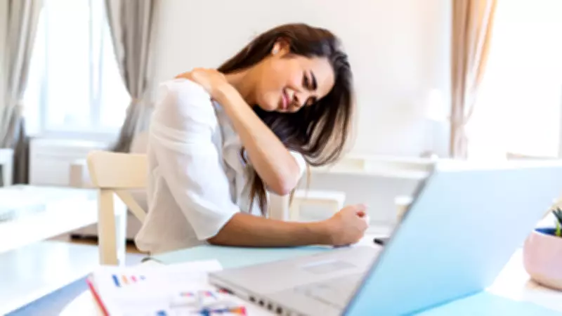 Masa Başı Çalışma Omurga Sağlığını Tehdit Ediyor: Uzman Uyarıları