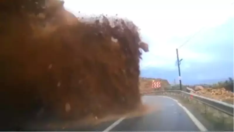 Mersin'de Heyelan Faciası: Cip Toprak Altında Kaldı, Sürücü Yaralı Kurtarıldı