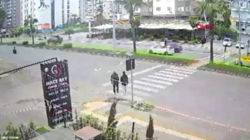 Mersin'de Motokurye Yaya Geçidinde Kız Çocuğuna Çarptı: Kaza Anı Kamerada