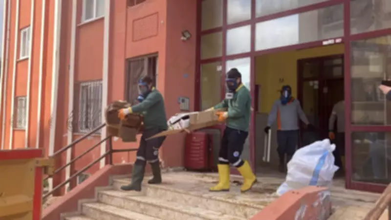 Mersin'de Çöp Ev Operasyonu: Gaz Maskesiyle Girilen Evden 7 Kamyon Çöp Çıktı