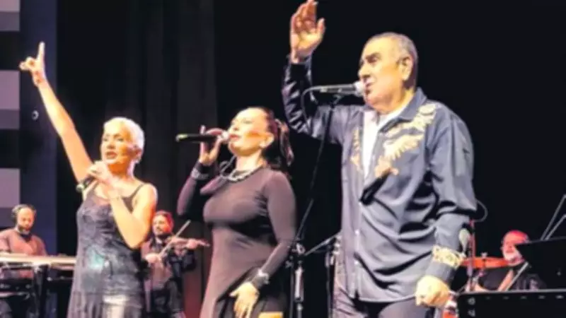 Metin Özülkü Ameliyat Sonrası İlk Konserini Koltuk Değneğiyle Verdi