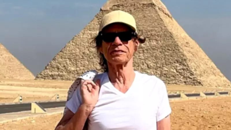 Mick Jagger Mısır'da Turist Gibi Geziyor: Piramitler Önünde Poz Verdi