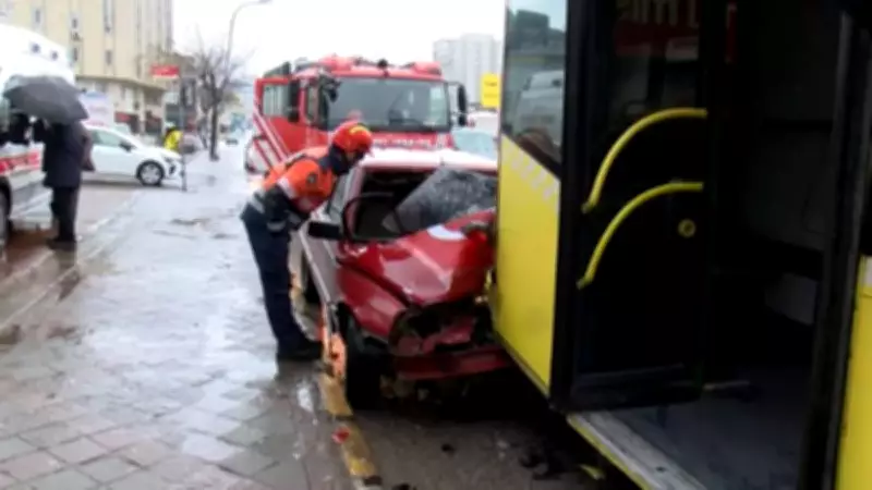 Ümraniye'de Yağışlı Havada Otomobil İETT Otobüsüne Çarptı: Sürücü Yaralandı