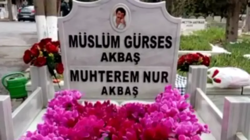 Müslüm Gürses 13. Ölüm Yıldönümünde Mezarı Başında Anılıyor