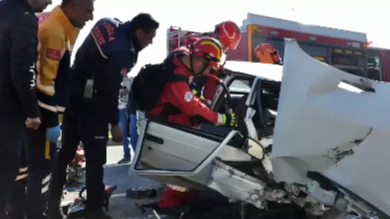 Muğla'da Tabelaya Çarpan Araçta Sıkışan Kadın İtfaiye Ekiplerince Kurtarıldı