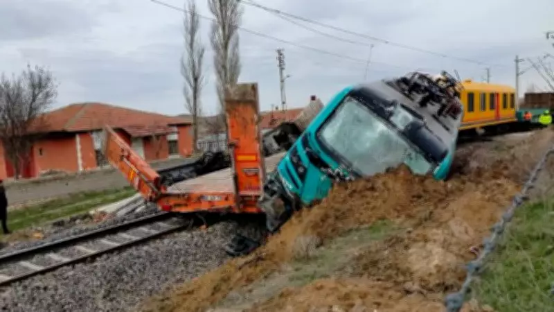 Nevşehir'de Hemzemin Geçitte Tren Kazası: Yük Treni TIR'a Çarptı, 2 Yaralı