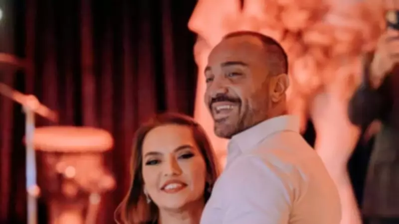 Okan Kurt Podyumda Kas Şov Yaptı, Demet Akalın Tribünden İzledi