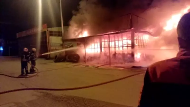 Çorum'da Lastik Dükkanında Çıkan Yangın İtfaiye Müdahalesiyle Söndürüldü