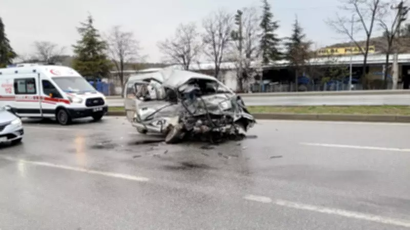 Çorum'da Otobüs ile Kamyonet Çarpıştı: 1 Kişi Hayatını Kaybetti, 6 Kişi Yaralandı