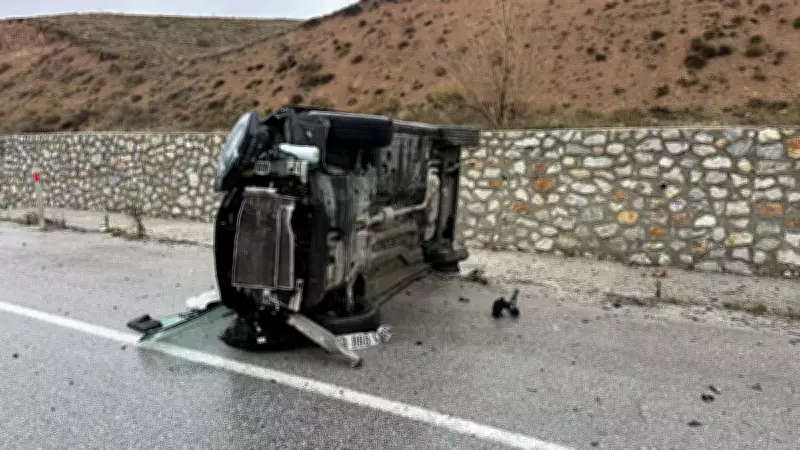 Çorum'da Tabelaya Çarpan Otomobil Devrildi: 5 Kişi Yaralandı