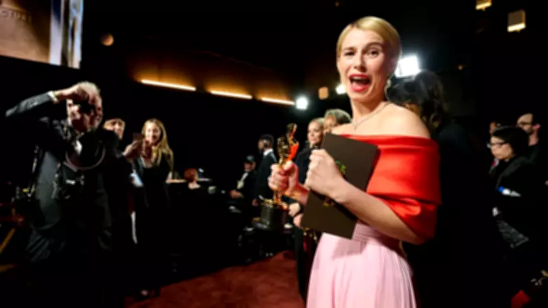 Oscar'ın İkonik Kırmızı Halısı Çöpten Çıktı, Bir Evin Dekoru Oldu