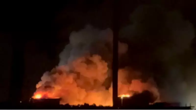 Osmaniye'de Tavuk Kesimhanesinde Çıkan Yangına İtfaiye Müdahalesi Sürüyor