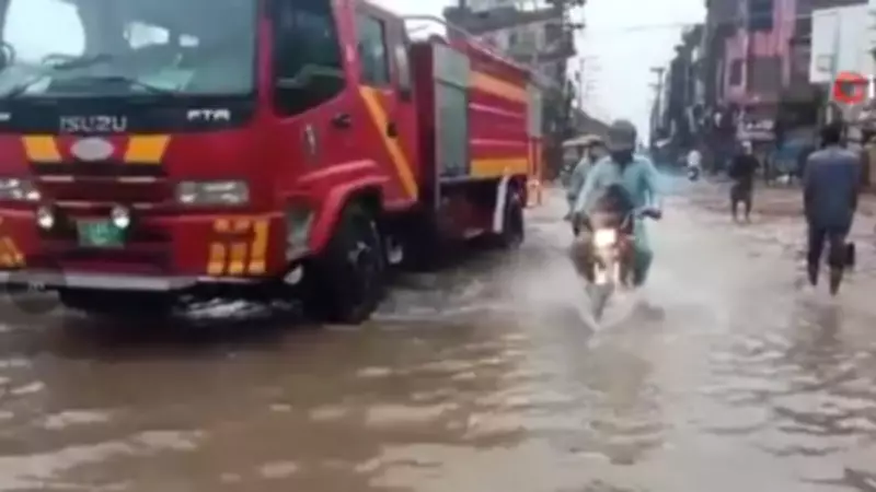 Pakistan'da Şiddetli Yağışlar: 11 Can Kaybı, Yollar Kapandı