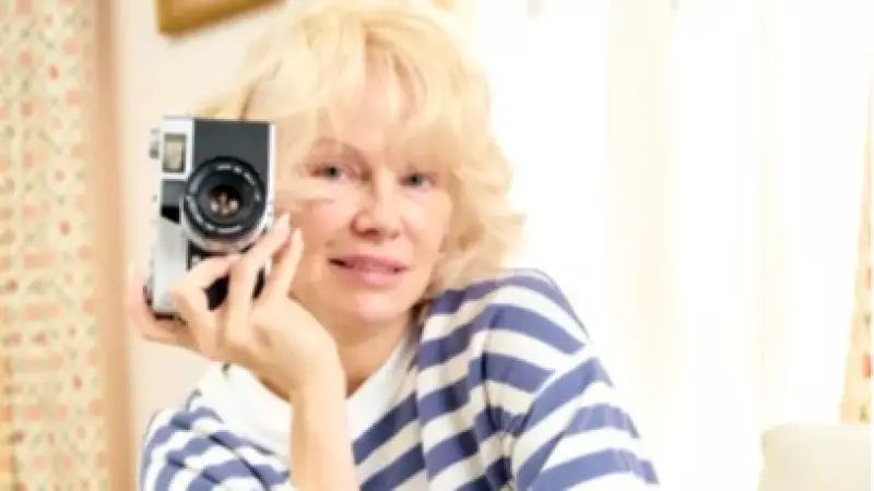 Pamela Anderson, Yapay Zeka Karşıtı Kampanyada Makyajsız ve Filtresiz Poz Verdi