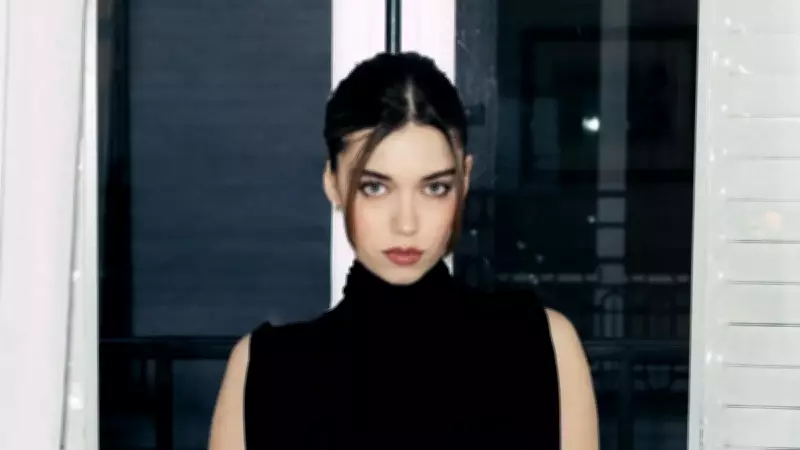 Paris Moda Haftası'nda Afra Saraçoğlu Fırtınası: Siyah Kombiniyle Olay Yarattı