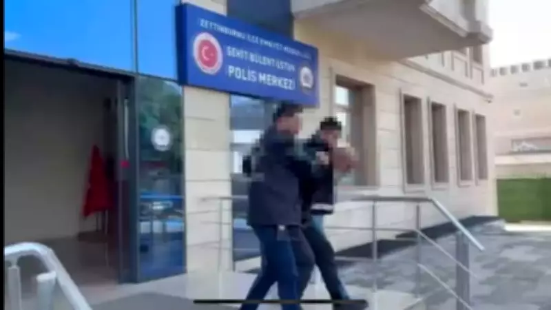 Parkta Çadıra Çarpan Çocukları Market İçine Kadar Takip Edip Dövdü: Kamera Kaydı Şok Etti