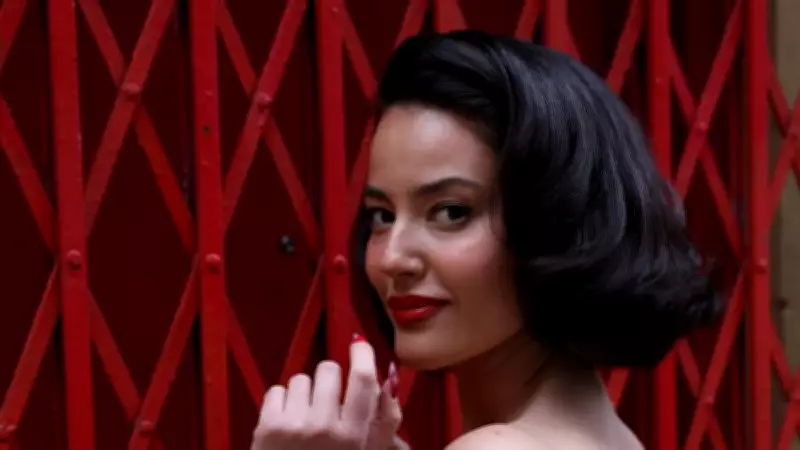 Pelin Akil Karlı Havada Buz Gibi Suya Girdi! Fransa Pozlarıyla Sosyal Medyayı Salladı