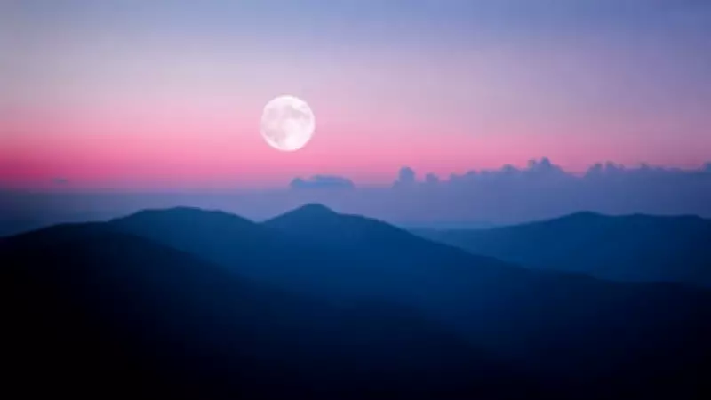 Pembe Ay Heyecanı: 2026 Nisan Dolunayı Türkiye'den Görülecek mi?