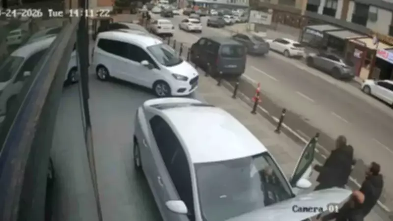 Pendik'te Silahlı Saldırı: İki Kişi Yaralandı, Olay Kameralara Yansıdı