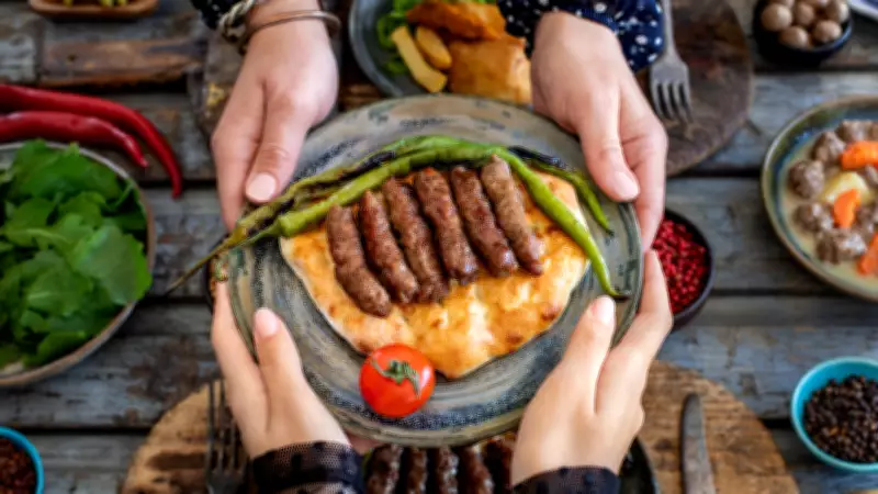 Ramazan'ın 17. Günü İçin Pratik ve Lezzetli İftar Menüsü: Narlı Roka Salatası ve Tekirdağ Köfte