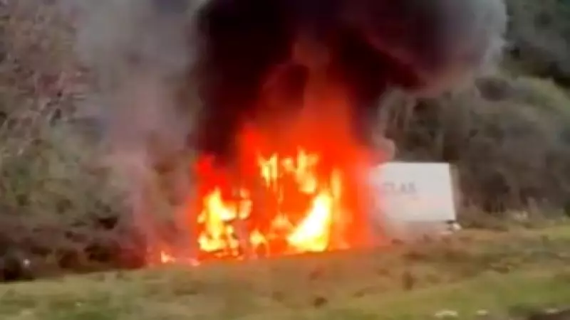 Rize'de Karadeniz Sahil Yolu'nda Seyir Halindeki TIR Alev Aldı