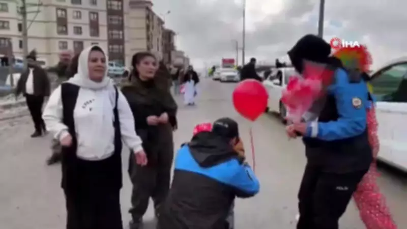 Şırnak'ta Polis Nevruz'da Çocuklara Pamuk Şeker ve Balon Dağıttı