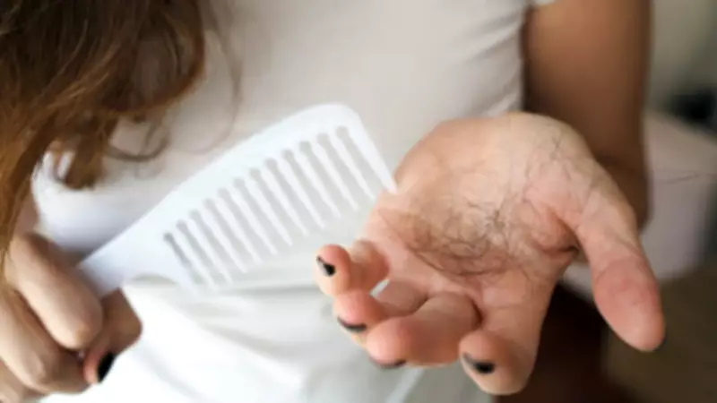 Saç Dökülmesi Mevsimsel mi Hastalık Habercisi mi? Uzmanlar Açıkladı