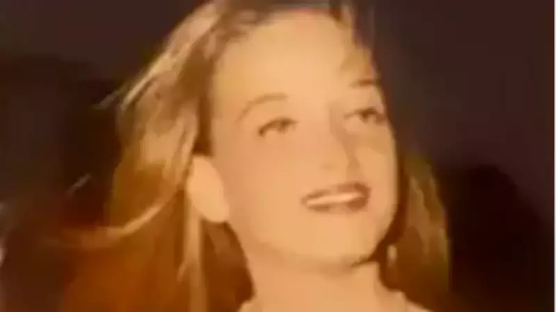 Saba Tümer'den Nostaljik Paylaşım: Gençlik Fotoğrafıyla Takipçilerini Geçmişe Götürdü