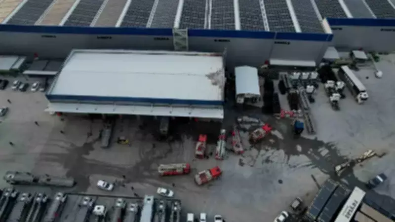 Sakarya'da Lojistik Firmasında Çıkan Yangın Kontrol Altına Alındı, 1 İtfaiye Eri Yaralandı