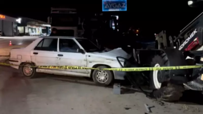 Sakarya'da Sahur Vakti Acı Kaza: Otomobil Park Halindeki İş Makinesine Çarptı, Sürücü Hayatını Kaybetti