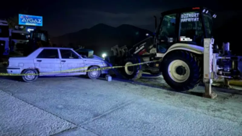 Sakarya'da Trajik Kaza: Park Halindeki İş Makinesine Çarpan Otomobilin Sürücüsü Hayatını Kaybetti
