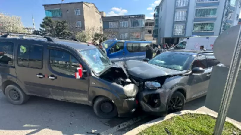 Samsun'da Korkunç Kaza: İki Araç Kafa Kafaya Çarpıştı, 4 Yaralı