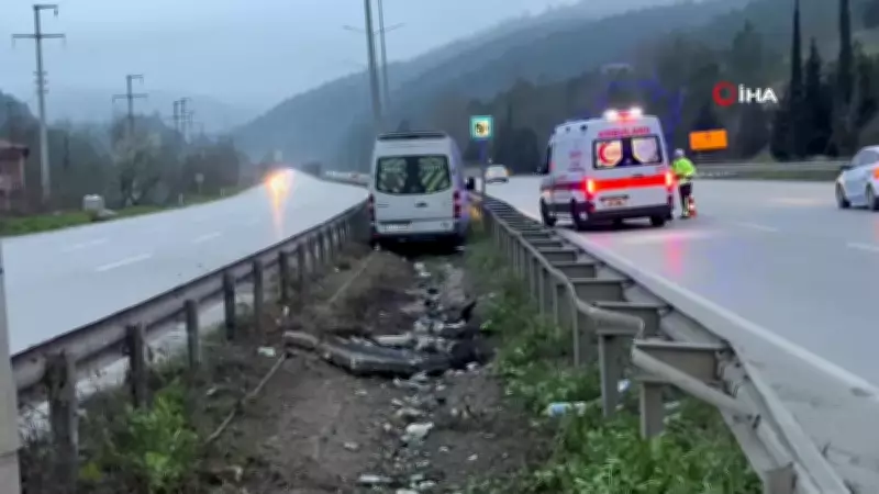 Samsun'da Tur Minibüsü Bariyerlere Çarptı: 4 Kişi Yaralandı