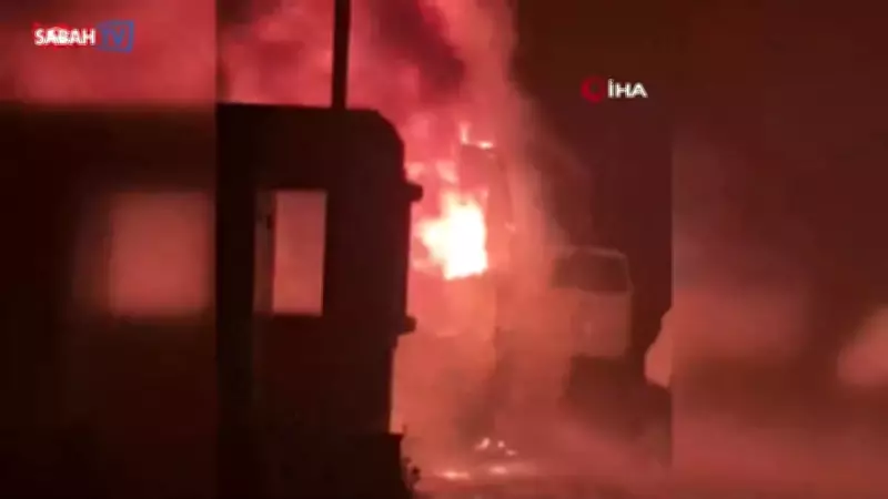 Sarıyer'de Park Halindeki Servis Aracı Alevlere Teslim Oldu, Elektrikli Şarj İstasyonuna Sıçradı