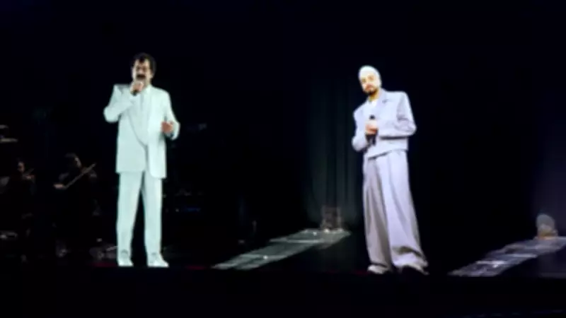 Sefo, Hologram Teknolojisiyle Müslüm Gürses ile Sahnedeki Düetiyle Hayranlarını Büyüledi