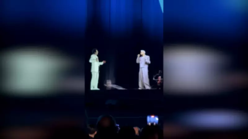 Sefo Konserinde Hologram Teknolojisiyle Müslüm Gürses'le Düet Yaptı