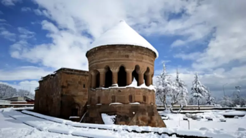 Selçuklu Meydan Mezarlığı Kar Altında Kartpostallık Manzaraya Büründü