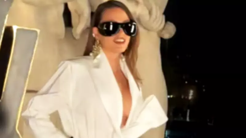 Serenay Sarıkaya Paris Moda Haftası'nda Tarzıyla Göz Kamaştırdı