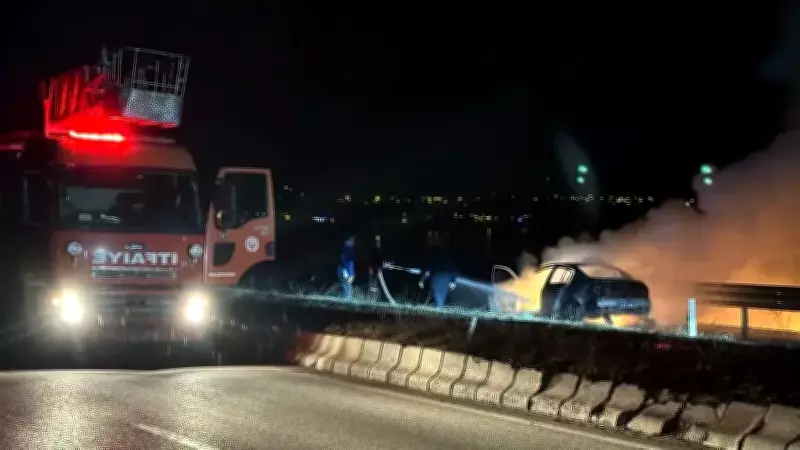 Seyir Halindeki Otomobil Aniden Alev Aldı, Sürücü Şans Eseri Kurtuldu