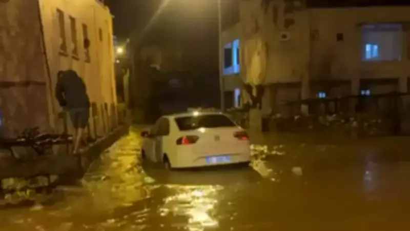 Siirt'te Sağanak Yağış Yolları Göle Çevirdi, Araçlar Mahsur Kaldı