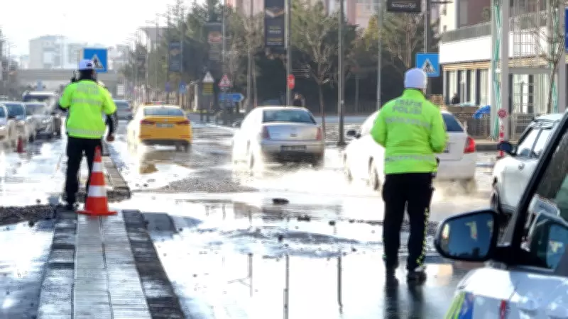 Sivas'ta Şebeke Borusu Patladı: Cadde Göle Döndü, Yol Çöktü