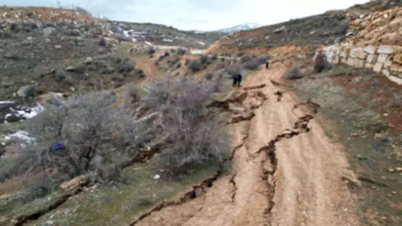 Sivas'ta Heyelan Köy Yolunu Tehdit Ediyor: Derin Çatlaklar Büyüyor