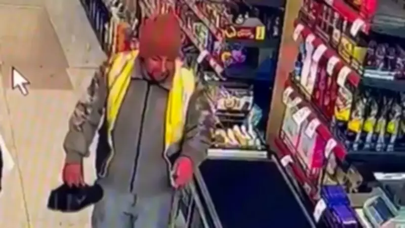 Sivas'ta Temizlik İşçisi Kirli Ayakkabılarını Çıkarıp Markete Girdi