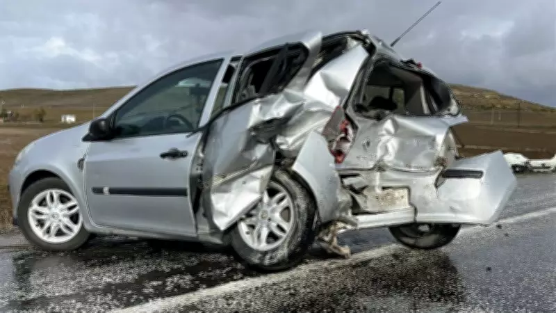 Sivas'ta Zincirleme Kaza: Yağmurda Kaygan Yolda 3 Araç Çarpıştı, 1 Kişi Hayatını Kaybetti