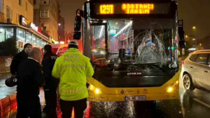 Üsküdar'da Kırmızı Işıkta Geçen Yaya İETT Otobüsüne Çarptı, Yaralandı