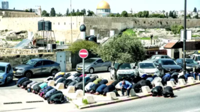 İsrail Güçleri, Mescid-i Aksa Yakınında Teravih Kılan Filistinlilere Saldırdı