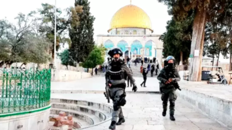 İsrail, Mescid-i Aksa'yı Kapattı: Filistinliler Sokakta Namaz Kıldı, İşgal Güçleri Müdahale Etti
